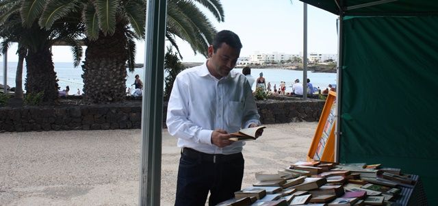 Costa Teguise apuesta por la solidaridad el Día del Libro