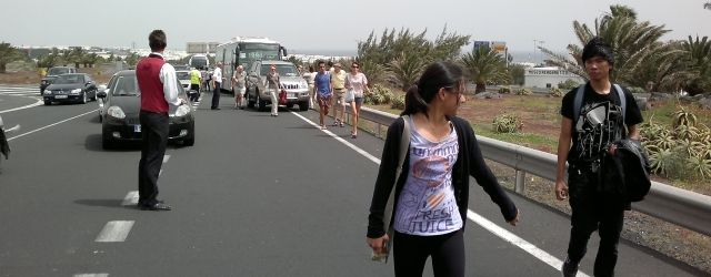 Una guagua y un turismo chocan en el desvío de la LZ-2 hacia Puerto del Carmen