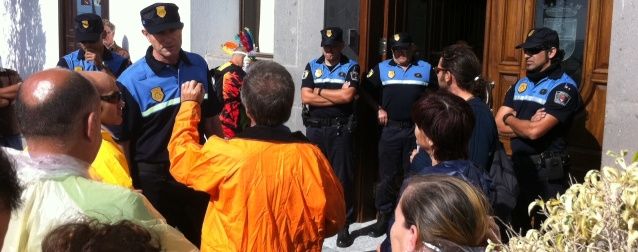 Vecinos de Argana Alta protestan en el pleno de Arrecife para pedir ayuda por las inundaciones