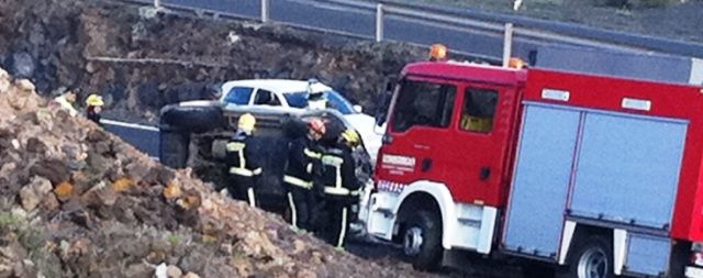 Una pareja resulta herida leve al volcar con un todoterreno cerca del cruce de Costa Teguise