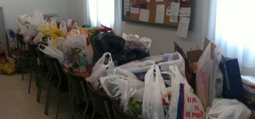 Las familias del CEIP Titerroy entregan comida y juguetes a la parroquia de San José Obrero