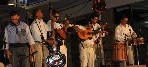 Cientos de mayores abarrotaron la plazuela en el primer Encuentro Navideño de Parrandas