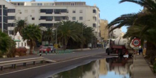 Un gran charco de aguas fecales "inunda" la entrada a Arrecife