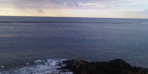 Aparece una gran mancha negra sobre el mar en Costa Teguise