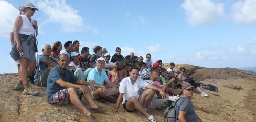 Un grupo de 55 excursionistas de Arrecife descubre el paraíso de Alegranza