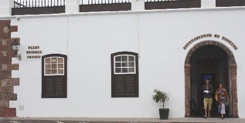 Teguise elimina los nombres franquistas de dos de sus plazas