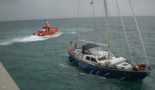 Rescatado un velero que pasó varias horas a la deriva en medio de un fuerte oleaje cerca de Marina Rubicón