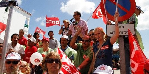 La manifestación de CCOO y UGT  concentra a más de un millar de personas