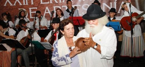 El Cabildo homenajea a la artesana María Cáceres en la XXII Feria insular de Artesanía de Mancha Blanca