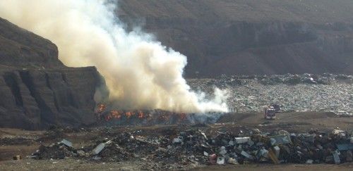 El Ministerio de Medio Ambiente exige los datos de las emisiones de gases de los últimos años del vertedero de Zonzamas