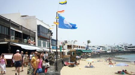 Playa Blanca ya puede presumir de su bandera azul