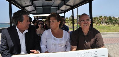 El mini tren turístico de Arrecife ya recorre el litoral capitalino