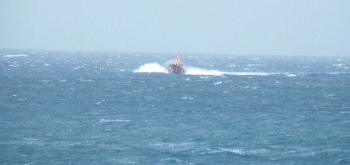 Rescatan en helicóptero a un windsurfista en apuros en Costa Teguise