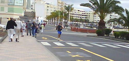 Las obras de canalización de la Avenida Fred Olsen dejan la calle sin paso de peatones