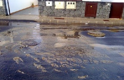 Los vecinos de la calle Calderetas de San Bartolomé exigen soluciones ante el continuo desbordamiento de la alcantarilla