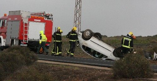 Un conductor sale ileso tras un espectacular accidente de tráfico en la carretera de San Bartolomé