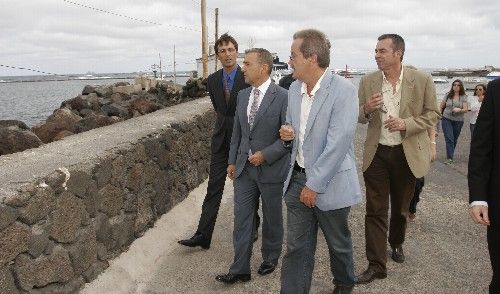 Rivero anuncia obras en el muelle de Órzola para evitar las muertes de peces