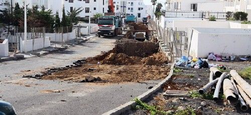 Denuncian que en las obras de Puerto del Carmen "no se respeta ni el horario, ni las propiedades, ni a los propios vecinos"