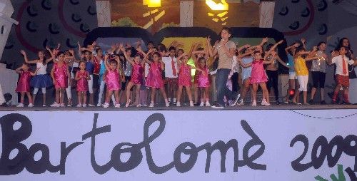 El playback de las fiestas de San Bartolomé reunió en el escenario a 40 niños