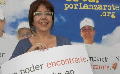 Manuela Armas y varios consejeros prestan su imagen en un fotomatón para promocionar Lanzarote