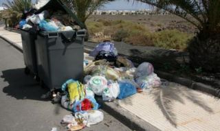 La polémica entre Algol y la UCCT desborda algunos cubos de basura en Costa Teguise