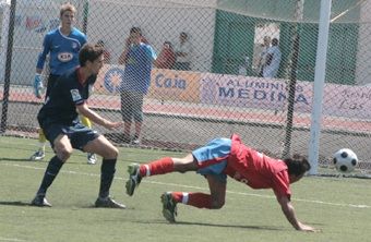 Rojillos y colchoneros igualaron a uno en un mal partido