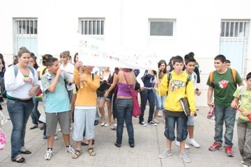 Los alumnos del IES San Bartolomé también sacan las pancartas