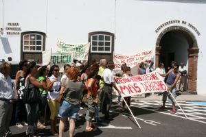 La comisión de mercadillo de Teguise se concentra frente al Ayuntamiento en señal de protesta