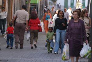 Un rincón con un catálogo de libros escritos en cinco idiomas