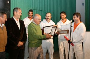 La Batucada Villa Pipol homenajea a cinco incondicionales carnavaleros