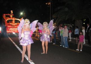 Un colorido desfile con rostros conocidos en Costa Teguise