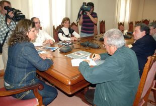 Rita Martín firma el acta de replanteo para obra del Mobiliario Urbano Alameda en Arrecife