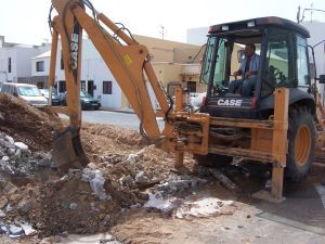 La calle Tenderete se inunda por la rotura de una tubería