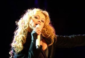 La internacional Paulina Rubio no consiguió llenar el estadio de Argana