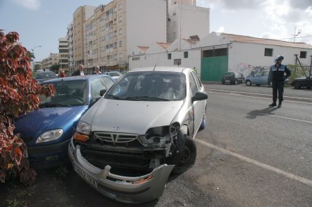 Un coche vuelca a la salida de Arrecife