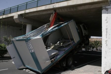 Un camión se queda "atrapado" bajo el puente del Cabildo