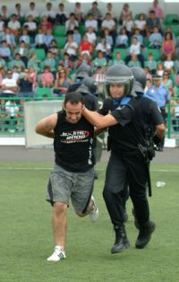 Los alumnos de Tías viven una jornada de acción y tensión policial