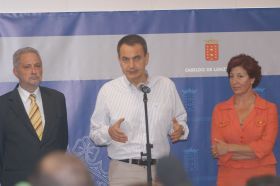 Zapatero inicia sus vacaciones en Lanzarote asegurando que las prospecciones petrolíferas siguen con luz roja