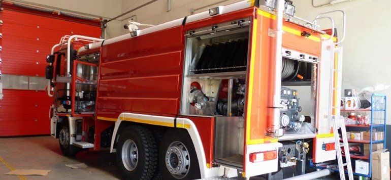 Los bomberos liberan a un niño que tenía una mano atrapada en una máquina de bolas en Arrecife