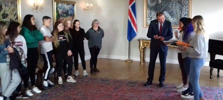 El presidente de Islandia se reúne con estudiantes de Tías que participan en un intercambio Erasmus