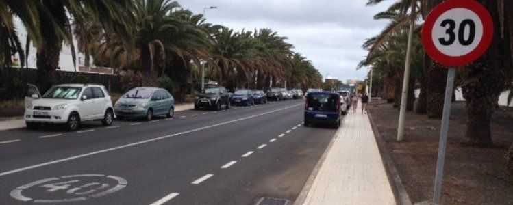 Una avenida a dos velocidades en Costa Teguise