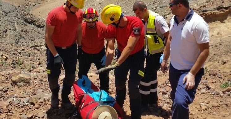 Rescatan a una mujer herida en el barranco de Femés