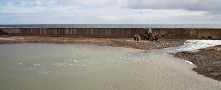 Teguise concluye las obras de dragado y limpieza de la  charca natural de Los Cocoteros