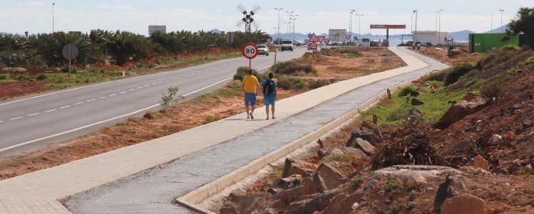 Las obras del carril bici y las nuevas aceras a la entrada de Playa Blanca avanzan "a buen ritmo"