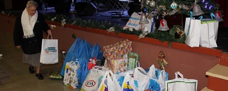 Tías entrega regalos solidarios de Navidad a casi 100 menores del municipio