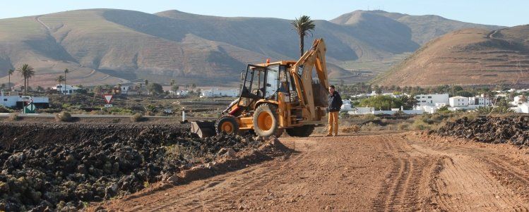 Yaiza acondiciona el sendero de los camellos en el Parque Natural de Los Volcanes