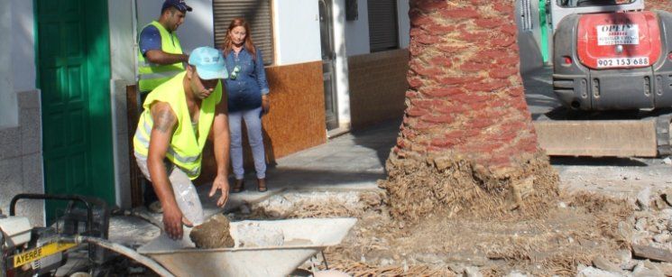 La Concejalía de Jardines inicia una campaña de remodelado y adecentamiento de la calle La Pinta