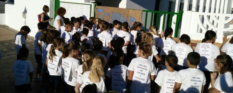 Padres y alumnos reclaman una "eduación de calidad" a las puertas del colegio de Guatiza