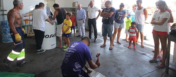 Una veintena de niños aprende a elaborar su propio jolatero en Puerto del Carmen