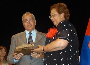 El profesor Manuel Acosta y la asociación El Cribo reciben los premios Ajey a la labor educativa y humanitaria de San Bartolomé